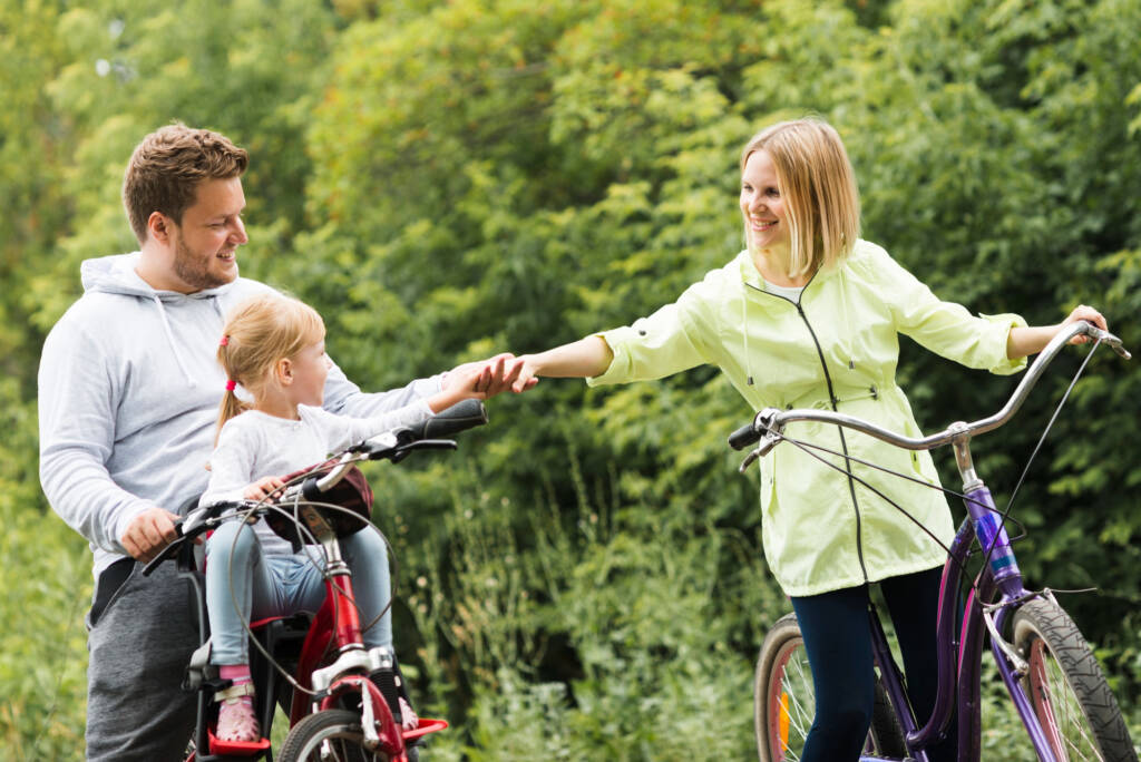 Familie auf Fahrradtour